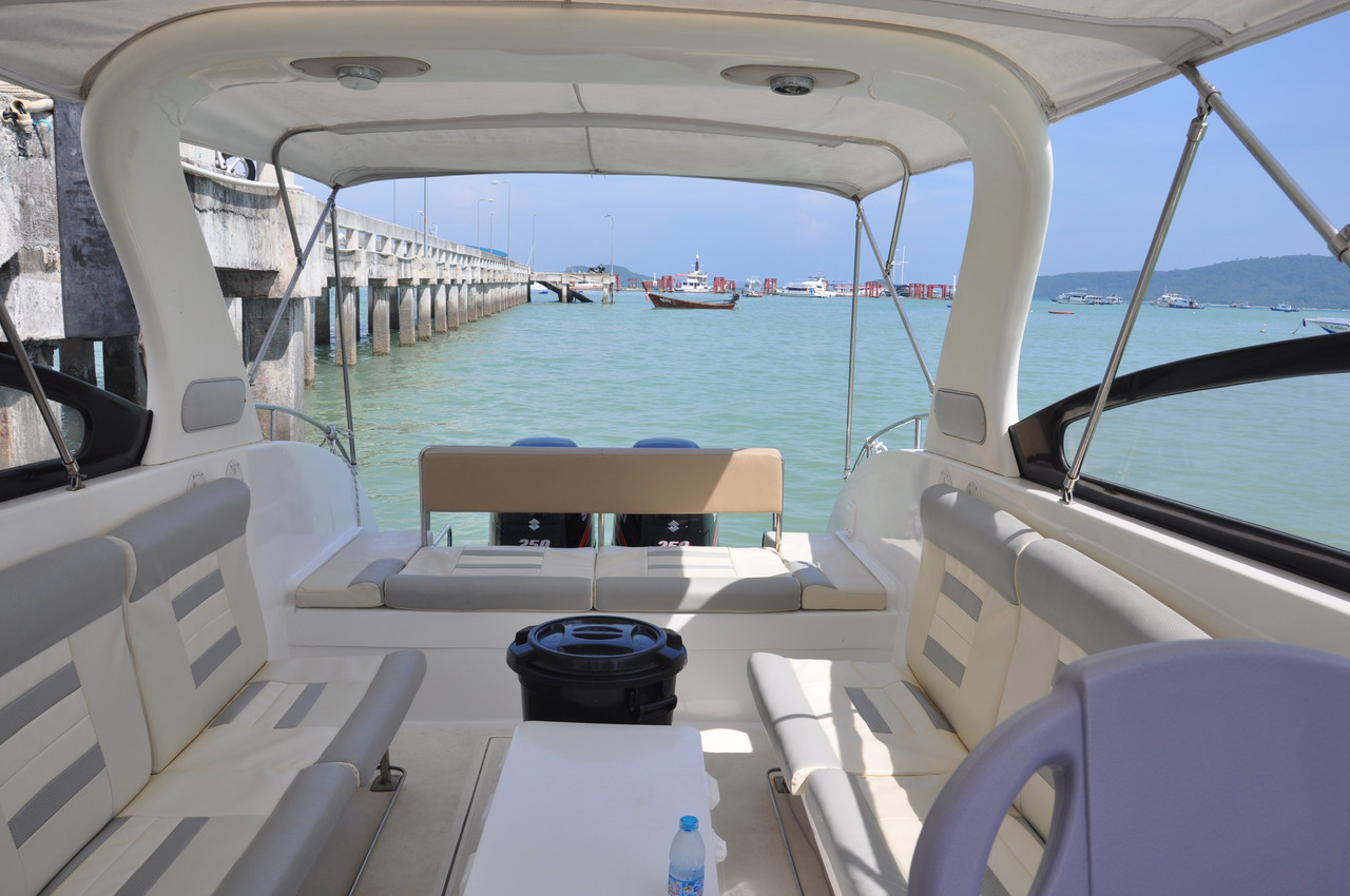 Speedboat Gambit seating and sun deck